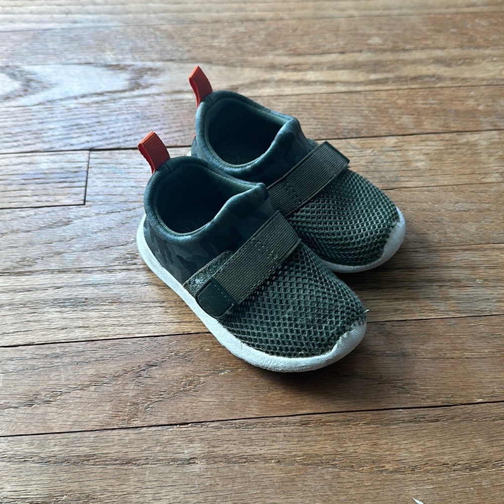 Size 6 cat & Jack shoes